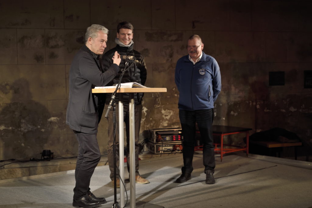 Dr. Peter Ufer vernimmt unsere Chorleiter, Buchvorstellung "100 Jahre Bergfinken" am 16.01.2020 im Dresdener Bärenzwinger